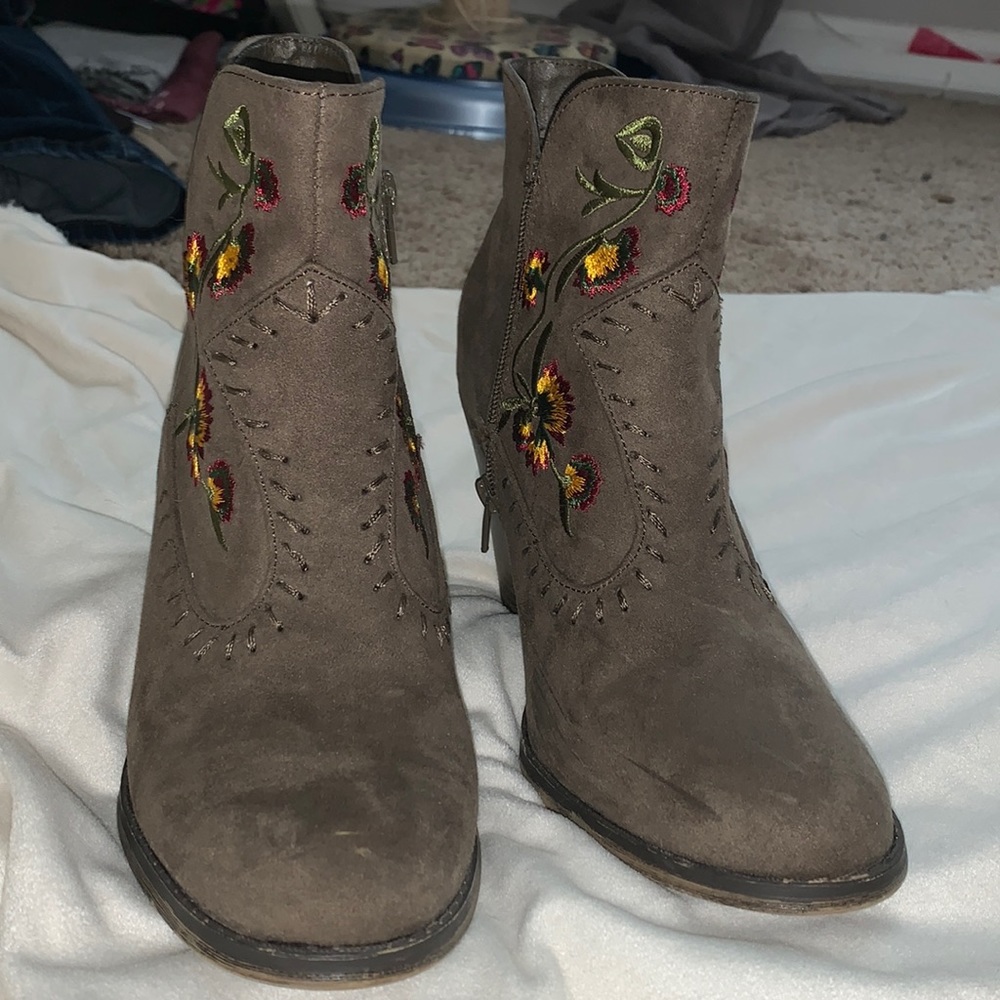 Brown/grey boots with floral design